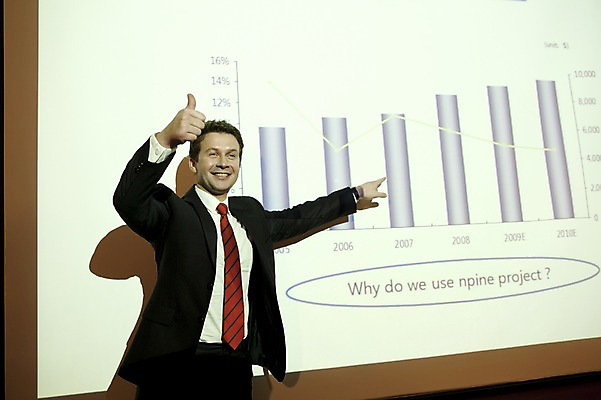 포토 JPG 서양인 외국인 백인 남자 회사 비즈니스 통계 넥타이 그래프 실내 한명 서기 웃음 사람 정장 손짓 상반신 20대 성인 금융 경제 비즈니스라이프 글로벌 글로벌비즈니스 깨끗함 엄지손가락 가리킴 최고 업무 직장인 비즈니스맨 발표 작업실 프레젠테이션 따봉 프로젝트 남자만 남자한명만 성인남자만 청년만 청년남자만 청년남자한명만 성인한명만 성인남자한명만 성인만 국내포토 직업 1 라이프스타일 잡화 옷 컨셉 손가락 모션 표정 인종 청년 내부 작업 파일형식