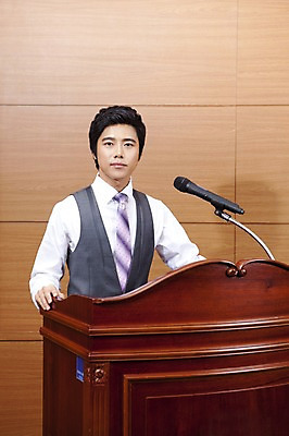 포토 JPG 전신 남자 회사 비즈니스 넥타이 실내 한명 서기 사람 동양인 정장 20대 성인 비즈니스라이프 글로벌 글로벌비즈니스 깨끗함 한국인 직장인 비즈니스맨 강의 마이크 단상 남자만 남자한명만 성인남자만 청년만 청년남자만 청년남자한명만 성인한명만 성인남자한명만 성인만 국내포토 직업 1 라이프스타일 잡화 옷 음향기기 컨셉 모션 인종 청년 내부 파일형식