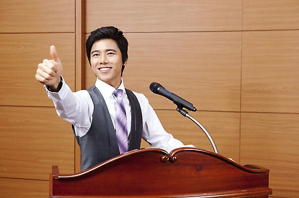 포토 JPG 전신 남자 회사 비즈니스 넥타이 실내 한명 서기 웃음 사람 동양인 정장 20대 성인 비즈니스라이프 글로벌 글로벌비즈니스 깨끗함 한국인 엄지손가락 최고 직장인 비즈니스맨 강의 마이크 따봉 단상 남자만 남자한명만 성인남자만 청년만 청년남자만 청년남자한명만 성인한명만 성인남자한명만 성인만 국내포토 직업 1 라이프스타일 잡화 옷 음향기기 컨셉 손가락 모션 표정 인종 청년 내부 파일형식