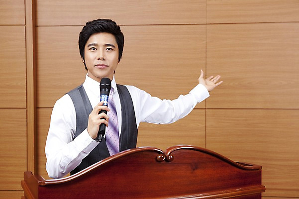 포토 JPG 전신 남자 회사 비즈니스 넥타이 실내 한명 서기 사람 동양인 정장 손짓 20대 성인 비즈니스라이프 글로벌 글로벌비즈니스 깨끗함 한국인 직장인 비즈니스맨 강의 마이크 단상 남자만 남자한명만 성인남자만 청년만 청년남자만 청년남자한명만 성인한명만 성인남자한명만 성인만 국내포토 직업 1 라이프스타일 잡화 옷 음향기기 컨셉 모션 인종 청년 내부 파일형식