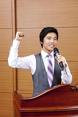 포토 JPG 전신 남자 회사 비즈니스 넥타이 실내 한명 서기 웃음 사람 동양인 정장 20대 성인 비즈니스라이프 글로벌 글로벌비즈니스 깨끗함 주먹 한국인 직장인 비즈니스맨 결심 강의 마이크 단상 남자만 남자한명만 성인남자만 청년만 청년남자만 청년남자한명만 성인한명만 성인남자한명만 성인만 국내포토 직업 1 라이프스타일 잡화 옷 음향기기 컨셉 모션 표정 인종 청년 내부 파일형식