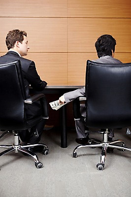 포토 JPG 전신 서양인 외국인 백인 남자 지폐 돈 의자 회사 비즈니스 실내 사람 앉기 동양인 정장 성인 두명 비즈니스라이프 글로벌 달러 글로벌비즈니스 깨끗함 거래 직장인 비즈니스맨 뇌물 남자만 성인남자만 성인만 국내포토 직업 라이프스타일 옷 가구 컨셉 모션 인종 내부 재산 파일형식