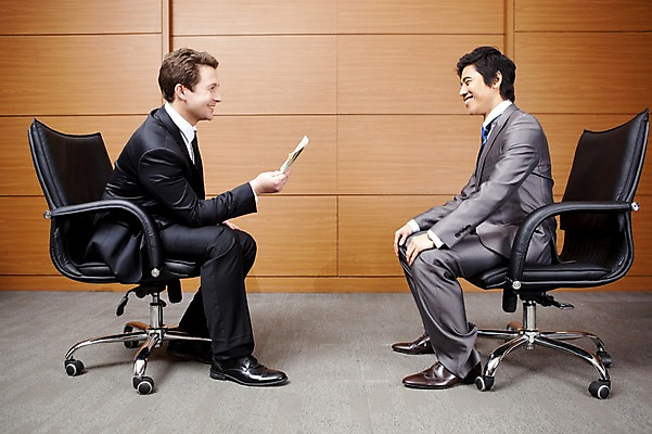 포토 JPG 전신 서양인 외국인 백인 남자 돈 의자 회사 비즈니스 넥타이 실내 대화 웃음 사람 앉기 동양인 정장 성인 두명 비즈니스라이프 글로벌 글로벌비즈니스 깨끗함 한국인 직장인 비즈니스맨 돈다발 토론 뇌물 남자만 성인남자만 성인만 국내포토 직업 라이프스타일 잡화 옷 가구 컨셉 모션 표정 말하기 인종 내부 재산 파일형식