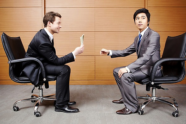 포토 JPG 전신 서양인 외국인 백인 시선 남자 돈 의자 회사 비즈니스 넥타이 실내 미소 사람 앉기 동양인 정장 성인 두명 비즈니스라이프 글로벌 글로벌비즈니스 깨끗함 한국인 직장인 비즈니스맨 뇌물 눈치 남자만 성인남자만 성인만 국내포토 직업 라이프스타일 잡화 옷 가구 컨셉 모션 표정 인종 내부 재산 파일형식