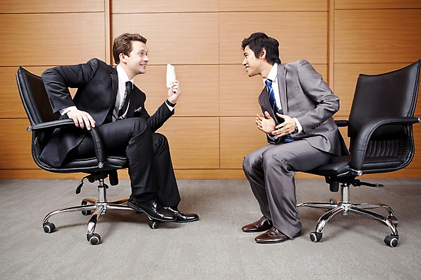 포토 JPG 전신 서양인 외국인 백인 남자 돈 의자 회사 비즈니스 넥타이 실내 대화 웃음 사람 앉기 동양인 정장 손짓 성인 두명 비즈니스라이프 글로벌 글로벌비즈니스 깨끗함 한국인 직장인 비즈니스맨 뇌물 남자만 성인남자만 성인만 국내포토 직업 라이프스타일 잡화 옷 가구 컨셉 모션 표정 말하기 인종 내부 재산 파일형식