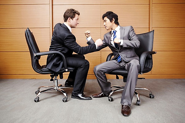 포토 JPG 전신 서양인 외국인 백인 남자 회사 비즈니스 넥타이 실내 사람 앉기 동양인 정장 성인 두명 비즈니스라이프 글로벌 글로벌비즈니스 경쟁 주먹 한국인 펀치 직장인 비즈니스맨 싸움 남자만 성인남자만 성인만 국내포토 직업 라이프스타일 잡화 옷 컨셉 모션 인종 내부 파일형식