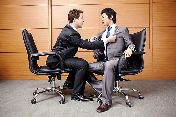 포토 JPG 전신 서양인 외국인 백인 남자 의자 회사 비즈니스 넥타이 실내 사람 앉기 동양인 정장 성인 두명 비즈니스라이프 글로벌 글로벌비즈니스 경쟁 한국인 직장인 비즈니스맨 싸움 멱살 시비 남자만 성인남자만 성인만 국내포토 직업 라이프스타일 잡화 옷 가구 컨셉 모션 인종 내부 파일형식