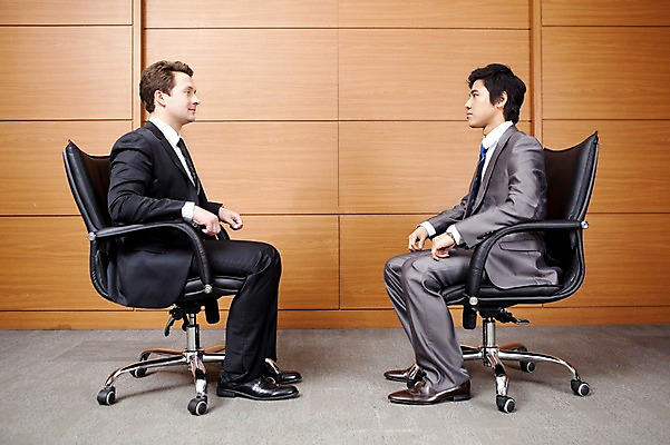 포토 JPG 전신 서양인 외국인 백인 남자 의자 회사 비즈니스 넥타이 실내 대화 사람 앉기 동양인 정장 성인 두명 비즈니스라이프 글로벌 마주보기 글로벌비즈니스 깨끗함 한국인 직장인 비즈니스맨 토론 남자만 성인남자만 성인만 국내포토 직업 라이프스타일 잡화 옷 가구 컨셉 모션 말하기 인종 내부 파일형식