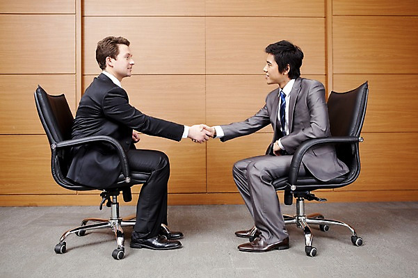 포토 JPG 전신 서양인 외국인 백인 남자 의자 회사 비즈니스 넥타이 협력 악수 실내 사람 앉기 동양인 정장 성인 두명 비즈니스라이프 글로벌 글로벌비즈니스 깨끗함 한국인 직장인 비즈니스맨 남자만 성인남자만 성인만 국내포토 직업 라이프스타일 잡화 옷 가구 컨셉 모션 인종 손짓 내부 파일형식