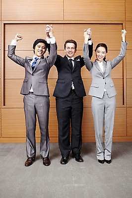 포토 JPG 전신 서양인 외국인 백인 여자 남자 회사 비즈니스 넥타이 협력 실내 협상 서기 웃음 사람 동양인 정장 성인 세명 비즈니스라이프 글로벌 손들기 글로벌비즈니스 깨끗함 만세 한국인 직장인 비즈니스맨 비즈니스우먼 동료 성인만 국내포토 직업 라이프스타일 잡화 옷 컨셉 관계 모션 표정 인종 내부 파일형식