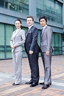 포토 JPG 주간 전신 서양인 외국인 백인 여자 남자 회사 비즈니스 넥타이 서기 웃음 사람 동양인 정장 성인 야외 세명 비즈니스라이프 글로벌 글로벌비즈니스 깨끗함 한국인 직장인 비즈니스맨 비즈니스우먼 동료 성인만 국내포토 자연요소 직업 라이프스타일 잡화 옷 컨셉 관계 모션 표정 인종 파일형식