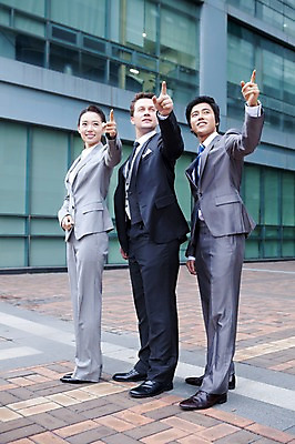 포토 JPG 주간 전신 서양인 외국인 백인 여자 남자 회사 비즈니스 넥타이 서기 웃음 사람 동양인 정장 손짓 성인 야외 세명 비즈니스라이프 글로벌 글로벌비즈니스 깨끗함 한국인 검지손가락 가리킴 직장인 비즈니스맨 비즈니스우먼 동료 성인만 국내포토 자연요소 직업 라이프스타일 잡화 옷 컨셉 손가락 관계 모션 표정 인종 파일형식