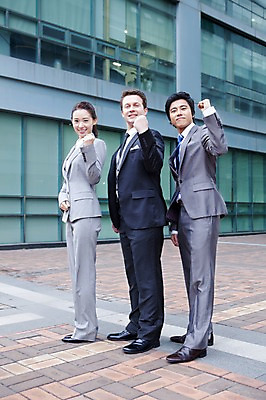 포토 JPG 주간 전신 서양인 외국인 백인 여자 남자 회사 비즈니스 넥타이 서기 웃음 사람 동양인 정장 성인 야외 세명 비즈니스라이프 글로벌 글로벌비즈니스 깨끗함 파이팅 한국인 직장인 비즈니스맨 비즈니스우먼 동료 성인만 국내포토 자연요소 직업 라이프스타일 잡화 옷 컨셉 관계 모션 표정 인종 파일형식