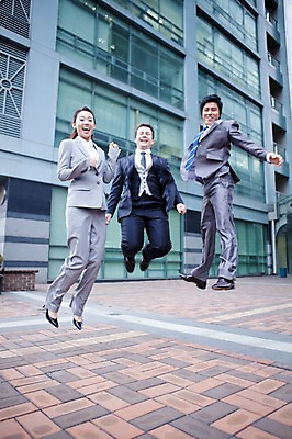 포토 JPG 주간 전신 서양인 외국인 백인 여자 남자 회사 비즈니스 넥타이 서기 웃음 사람 동양인 정장 성인 야외 세명 비즈니스라이프 글로벌 글로벌비즈니스 깨끗함 점프 한국인 직장인 비즈니스맨 비즈니스우먼 동료 공중부양 성인만 국내포토 자연요소 직업 라이프스타일 잡화 옷 컨셉 관계 모션 표정 인종 파일형식