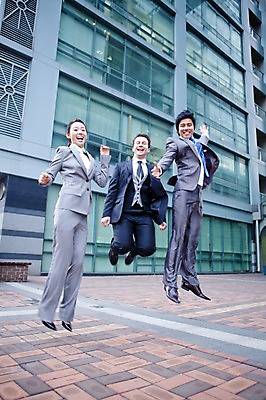 포토 JPG 주간 전신 서양인 외국인 백인 여자 남자 회사 비즈니스 넥타이 웃음 사람 동양인 정장 성인 야외 세명 비즈니스라이프 글로벌 글로벌비즈니스 깨끗함 점프 한국인 직장인 비즈니스맨 비즈니스우먼 동료 공중부양 성인만 국내포토 자연요소 직업 라이프스타일 잡화 옷 컨셉 관계 모션 표정 인종 파일형식