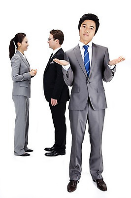 포토 JPG 스튜디오촬영 전신 서양인 외국인 백인 여자 남자 포즈 회사 비즈니스 모션 넥타이 실내 대화 서기 웃음 누끼 사람 동양인 정장 손짓 성인 세명 비즈니스라이프 글로벌 글로벌비즈니스 깨끗함 한국인 직장인 비즈니스맨 비즈니스우먼 동료 성인만 국내포토 직업 라이프스타일 잡화 옷 컨셉 관계 표정 말하기 인종 내부 파일형식