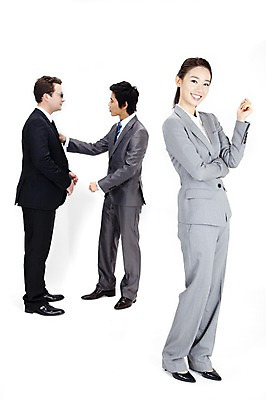 포토 JPG 스튜디오촬영 전신 서양인 외국인 백인 여자 남자 포즈 회사 비즈니스 모션 넥타이 실내 대화 서기 웃음 누끼 사람 동양인 정장 성인 세명 비즈니스라이프 글로벌 글로벌비즈니스 깨끗함 한국인 직장인 비즈니스맨 비즈니스우먼 동료 성인만 국내포토 직업 라이프스타일 잡화 옷 컨셉 관계 표정 말하기 인종 내부 파일형식