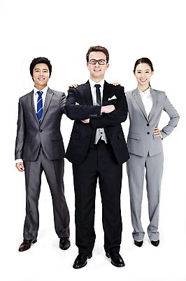 포토 JPG 스튜디오촬영 전신 서양인 외국인 백인 여자 남자 포즈 회사 비즈니스 모션 넥타이 실내 서기 웃음 누끼 사람 동양인 정장 성인 세명 비즈니스라이프 글로벌 글로벌비즈니스 깨끗함 한국인 직장인 비즈니스맨 비즈니스우먼 동료 성인만 국내포토 직업 라이프스타일 잡화 옷 컨셉 관계 표정 인종 내부 파일형식