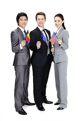포토 JPG 스튜디오촬영 전신 서양인 외국인 백인 여자 남자 포즈 회사 비즈니스 모션 넥타이 실내 서기 웃음 누끼 사람 동양인 정장 성인 세명 비즈니스라이프 글로벌 글로벌비즈니스 깨끗함 한국인 직장인 비즈니스맨 비즈니스우먼 성조기 국기 동료 벨기에국기 성인만 국내포토 직업 라이프스타일 잡화 옷 컨셉 관계 표정 인종 내부 파일형식