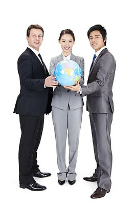 포토 JPG 스튜디오촬영 전신 서양인 외국인 백인 여자 남자 지구 포즈 회사 비즈니스 모션 넥타이 실내 서기 웃음 누끼 사람 동양인 정장 성인 세명 비즈니스라이프 글로벌 지구본 글로벌비즈니스 깨끗함 한국인 직장인 비즈니스맨 비즈니스우먼 동료 성인만 국내포토 직업 라이프스타일 잡화 옷 컨셉 관계 표정 인종 내부 파일형식