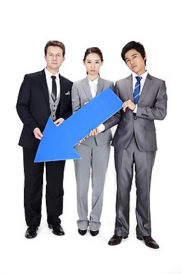 포토 JPG 스튜디오촬영 전신 서양인 외국인 백인 여자 남자 화살표 포즈 회사 비즈니스 모션 넥타이 실내 서기 들기 누끼 사람 동양인 정장 성인 세명 금융 경제 비즈니스라이프 글로벌 글로벌비즈니스 깨끗함 피해 한국인 직장인 비즈니스맨 비즈니스우먼 하락 동료 시무룩 적자 성인만 국내포토 직업 라이프스타일 잡화 옷 컨셉 관계 표정 인종 내부 파일형식