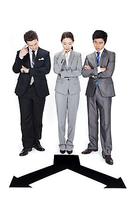 포토 JPG 스튜디오촬영 전신 서양인 외국인 백인 여자 남자 포즈 생각 회사 비즈니스 모션 넥타이 실내 서기 누끼 사람 동양인 정장 손짓 성인 세명 비즈니스라이프 글로벌 팔짱 글로벌비즈니스 깨끗함 한국인 직장인 비즈니스맨 비즈니스우먼 선택 갈림길 동료 고민 신중 진로 성인만 국내포토 직업 라이프스타일 잡화 옷 감정 길 컨셉 관계 인종 내부 파일형식