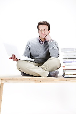 포토 JPG 스튜디오촬영 전신 서양인 외국인 백인 남자 포즈 회사 비즈니스 탁자 실내 한명 사람 앉기 20대 성인 비즈니스라이프 노트북 컴퓨터 글로벌 글로벌비즈니스 업무 직장인 비즈니스맨 작업실 책상 남자만 남자한명만 성인남자만 청년만 청년남자만 청년남자한명만 성인한명만 성인남자한명만 성인만 국내포토 직업 1 라이프스타일 가구 모션 인종 청년 내부 전자제품 작업 파일형식