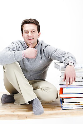 포토 JPG 스튜디오촬영 전신 서양인 외국인 백인 남자 포즈 회사 비즈니스 탁자 실내 한명 웃음 사람 앉기 20대 성인 비즈니스라이프 글로벌 글로벌비즈니스 업무 직장인 비즈니스맨 작업실 책상 남자만 남자한명만 성인남자만 청년만 청년남자만 청년남자한명만 성인한명만 성인남자한명만 성인만 국내포토 직업 1 라이프스타일 가구 모션 표정 인종 청년 내부 작업 파일형식