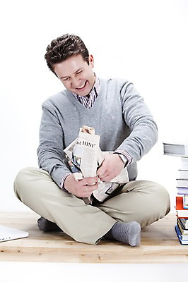 포토 JPG 스튜디오촬영 전신 서양인 외국인 백인 남자 포즈 회사 비즈니스 탁자 실내 한명 사람 앉기 20대 성인 비즈니스라이프 노트북 글로벌 글로벌비즈니스 업무 직장인 비즈니스맨 작업실 신문 책상 구김 남자만 남자한명만 성인남자만 청년만 청년남자만 청년남자한명만 성인한명만 성인남자한명만 성인만 국내포토 직업 1 라이프스타일 가구 모션 인종 청년 내부 간행물 전자제품 작업 뉴스 파일형식