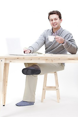 포토 JPG 스튜디오촬영 전신 서양인 외국인 백인 남자 여유 커피 포즈 회사 비즈니스 탁자 휴식 실내 한명 웃음 사람 앉기 20대 성인 비즈니스라이프 노트북 컴퓨터 글로벌 글로벌비즈니스 업무 직장인 비즈니스맨 작업실 커피잔 책상 남자만 남자한명만 성인남자만 청년만 청년남자만 청년남자한명만 성인한명만 성인남자한명만 성인만 국내포토 직업 1 라이프스타일 감정 음료 가구 컨셉 모션 잔 표정 인종 청년 내부 전자제품 작업 파일형식