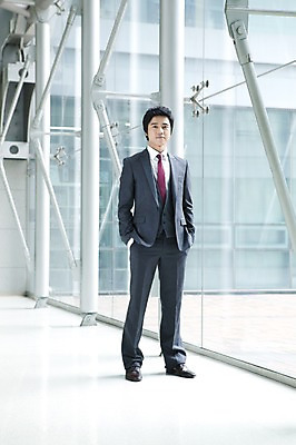 포토 JPG 주간 전신 남자 회사 비즈니스 넥타이 실내 한명 서기 사람 동양인 정장 20대 성인 비즈니스라이프 글로벌 글로벌비즈니스 깨끗함 한국인 직장인 비즈니스맨 남자만 남자한명만 성인남자만 청년만 청년남자만 청년남자한명만 성인한명만 성인남자한명만 성인만 국내포토 자연요소 직업 1 라이프스타일 잡화 옷 컨셉 모션 인종 청년 내부 파일형식