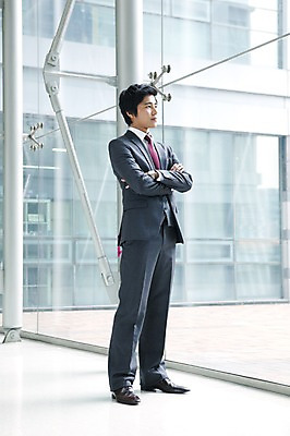 포토 JPG 주간 전신 응시 시선 남자 회사 비즈니스 넥타이 실내 한명 서기 사람 동양인 정장 20대 성인 비즈니스라이프 글로벌 팔짱 글로벌비즈니스 깨끗함 한국인 직장인 비즈니스맨 남자만 남자한명만 성인남자만 청년만 청년남자만 청년남자한명만 성인한명만 성인남자한명만 성인만 국내포토 자연요소 직업 1 라이프스타일 잡화 옷 컨셉 모션 인종 청년 내부 파일형식