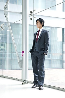 포토 JPG 주간 전신 남자 회사 비즈니스 넥타이 실내 한명 서기 사람 동양인 정장 20대 성인 비즈니스라이프 글로벌 글로벌비즈니스 깨끗함 기댐 한국인 직장인 비즈니스맨 남자만 남자한명만 성인남자만 청년만 청년남자만 청년남자한명만 성인한명만 성인남자한명만 성인만 국내포토 자연요소 직업 1 라이프스타일 잡화 옷 컨셉 모션 인종 청년 내부 파일형식