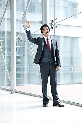 포토 JPG 주간 전신 남자 회사 비즈니스 넥타이 실내 한명 서기 웃음 사람 동양인 정장 20대 성인 비즈니스라이프 글로벌 글로벌비즈니스 깨끗함 한국인 인사 직장인 비즈니스맨 손인사 남자만 남자한명만 성인남자만 청년만 청년남자만 청년남자한명만 성인한명만 성인남자한명만 성인만 국내포토 자연요소 직업 1 라이프스타일 잡화 옷 컨셉 모션 표정 인종 청년 내부 예절 파일형식