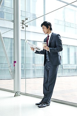 포토 JPG 주간 전신 남자 커피 회사 비즈니스 넥타이 실내 한명 서기 사람 동양인 정장 20대 성인 비즈니스라이프 글로벌 글로벌비즈니스 깨끗함 한국인 직장인 비즈니스맨 신문 테이크아웃 남자만 남자한명만 성인남자만 청년만 청년남자만 청년남자한명만 성인한명만 성인남자한명만 성인만 국내포토 자연요소 직업 1 라이프스타일 잡화 옷 음료 컨셉 모션 인종 청년 내부 간행물 뉴스 파일형식