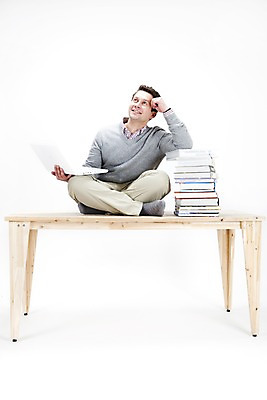 포토 JPG 스튜디오촬영 전신 서양인 외국인 백인 남자 포즈 생각 회사 비즈니스 탁자 실내 한명 웃음 사람 앉기 20대 성인 책 비즈니스라이프 노트북 컴퓨터 글로벌 글로벌비즈니스 업무 직장인 비즈니스맨 작업실 책상 남자만 남자한명만 성인남자만 청년만 청년남자만 청년남자한명만 성인한명만 성인남자한명만 성인만 국내포토 직업 1 라이프스타일 가구 모션 표정 인종 청년 내부 전자제품 작업 파일형식