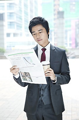 포토 JPG 주간 전신 남자 커피 회사 비즈니스 넥타이 실내 한명 서기 사람 동양인 정장 20대 성인 비즈니스라이프 글로벌 글로벌비즈니스 깨끗함 한국인 직장인 비즈니스맨 신문 테이크아웃 남자만 남자한명만 성인남자만 청년만 청년남자만 청년남자한명만 성인한명만 성인남자한명만 성인만 국내포토 자연요소 직업 1 라이프스타일 잡화 옷 음료 컨셉 모션 인종 청년 내부 간행물 뉴스 파일형식