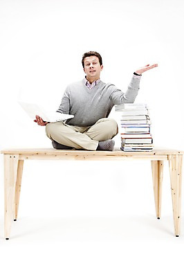 포토 JPG 스튜디오촬영 전신 서양인 외국인 백인 남자 포즈 회사 비즈니스 탁자 실내 한명 사람 앉기 손짓 20대 성인 책 비즈니스라이프 노트북 컴퓨터 글로벌 글로벌비즈니스 업무 직장인 비즈니스맨 작업실 책상 남자만 남자한명만 성인남자만 청년만 청년남자만 청년남자한명만 성인한명만 성인남자한명만 성인만 국내포토 직업 1 라이프스타일 가구 모션 인종 청년 내부 전자제품 작업 파일형식