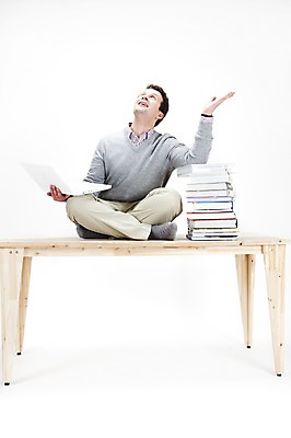 포토 JPG 스튜디오촬영 전신 서양인 외국인 백인 시선 남자 포즈 회사 비즈니스 탁자 실내 한명 사람 앉기 손짓 20대 성인 책 비즈니스라이프 노트북 컴퓨터 글로벌 글로벌비즈니스 업무 직장인 비즈니스맨 작업실 책상 남자만 남자한명만 성인남자만 청년만 청년남자만 청년남자한명만 성인한명만 성인남자한명만 성인만 국내포토 직업 1 라이프스타일 가구 모션 인종 청년 내부 전자제품 작업 파일형식