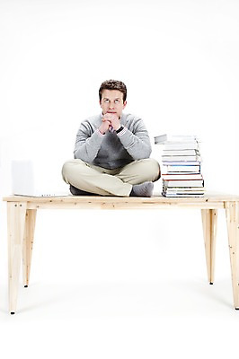 포토 JPG 스튜디오촬영 전신 서양인 외국인 백인 시선 남자 포즈 생각 회사 비즈니스 탁자 실내 한명 사람 앉기 20대 성인 책 비즈니스라이프 노트북 컴퓨터 글로벌 글로벌비즈니스 업무 직장인 비즈니스맨 작업실 책상 고민 남자만 남자한명만 성인남자만 청년만 청년남자만 청년남자한명만 성인한명만 성인남자한명만 성인만 국내포토 직업 1 라이프스타일 감정 가구 모션 인종 청년 내부 전자제품 작업 파일형식