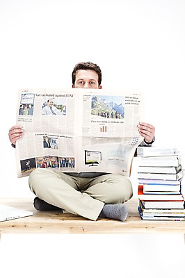 포토 JPG 스튜디오촬영 전신 서양인 외국인 백인 남자 포즈 회사 비즈니스 탁자 실내 한명 사람 앉기 20대 성인 책 비즈니스라이프 글로벌 글로벌비즈니스 펼침 업무 직장인 비즈니스맨 작업실 신문 책상 남자만 남자한명만 성인남자만 청년만 청년남자만 청년남자한명만 성인한명만 성인남자한명만 성인만 국내포토 직업 1 라이프스타일 가구 모션 인종 청년 내부 간행물 작업 뉴스 파일형식