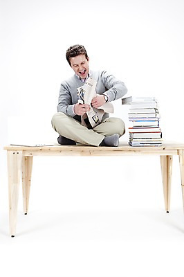 포토 JPG 스튜디오촬영 전신 서양인 외국인 백인 남자 포즈 회사 비즈니스 탁자 실내 한명 웃음 사람 앉기 20대 성인 책 비즈니스라이프 노트북 컴퓨터 글로벌 글로벌비즈니스 업무 직장인 비즈니스맨 작업실 신문 책상 구김 남자만 남자한명만 성인남자만 청년만 청년남자만 청년남자한명만 성인한명만 성인남자한명만 성인만 국내포토 직업 1 라이프스타일 가구 모션 표정 인종 청년 내부 간행물 전자제품 작업 뉴스 파일형식