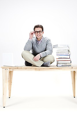 포토 JPG 스튜디오촬영 전신 서양인 외국인 백인 남자 포즈 회사 비즈니스 탁자 실내 한명 웃음 사람 앉기 20대 성인 책 비즈니스라이프 노트북 컴퓨터 글로벌 글로벌비즈니스 업무 직장인 비즈니스맨 작업실 책상 남자만 남자한명만 성인남자만 청년만 청년남자만 청년남자한명만 성인한명만 성인남자한명만 성인만 국내포토 직업 1 라이프스타일 가구 모션 표정 인종 청년 내부 전자제품 작업 파일형식