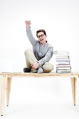 포토 JPG 스튜디오촬영 전신 서양인 외국인 백인 남자 포즈 회사 비즈니스 탁자 실내 한명 사람 앉기 손짓 20대 성인 책 비즈니스라이프 노트북 컴퓨터 글로벌 글로벌비즈니스 파이팅 업무 직장인 비즈니스맨 작업실 책상 남자만 남자한명만 성인남자만 청년만 청년남자만 청년남자한명만 성인한명만 성인남자한명만 성인만 국내포토 직업 1 라이프스타일 가구 모션 인종 청년 내부 전자제품 작업 파일형식