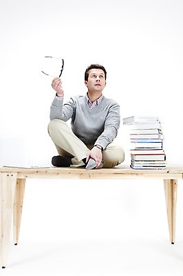 포토 JPG 스튜디오촬영 전신 서양인 외국인 백인 남자 안경 포즈 회사 비즈니스 탁자 실내 한명 사람 앉기 20대 성인 책 비즈니스라이프 노트북 컴퓨터 글로벌 글로벌비즈니스 업무 직장인 비즈니스맨 작업실 책상 남자만 남자한명만 성인남자만 청년만 청년남자만 청년남자한명만 성인한명만 성인남자한명만 성인만 국내포토 직업 1 라이프스타일 잡화 가구 모션 인종 청년 내부 전자제품 작업 파일형식