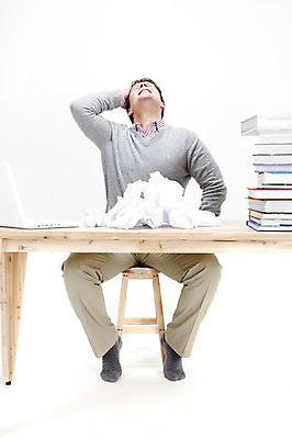 포토 JPG 스튜디오촬영 전신 서양인 외국인 백인 남자 종이 포즈 의자 회사 비즈니스 의학 탁자 스트레스 실내 한명 사람 앉기 20대 성인 책 비즈니스라이프 노트북 컴퓨터 글로벌 글로벌비즈니스 업무 직장인 비즈니스맨 작업실 책상 고민 문서 두통 압박 업무과다 구김 종이뭉치 남자만 남자한명만 성인남자만 청년만 청년남자만 청년남자한명만 성인한명만 성인남자한명만 성인만 국내포토 직업 1 라이프스타일 감정 가구 모션 인종 청년 내부 전자제품 작업 질병 뭉치 파일형식