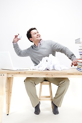 포토 JPG 스튜디오촬영 전신 서양인 외국인 백인 남자 종이 포즈 의자 회사 비즈니스 탁자 실내 한명 사람 앉기 20대 성인 책 비즈니스라이프 노트북 컴퓨터 글로벌 글로벌비즈니스 업무 직장인 비즈니스맨 작업실 던지기 책상 문서 구김 종이뭉치 남자만 남자한명만 성인남자만 청년만 청년남자만 청년남자한명만 성인한명만 성인남자한명만 성인만 국내포토 직업 1 라이프스타일 가구 모션 인종 청년 내부 전자제품 작업 뭉치 파일형식