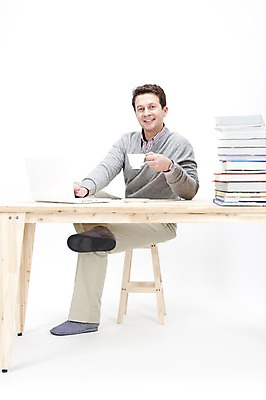 포토 JPG 스튜디오촬영 전신 서양인 외국인 백인 남자 여유 커피 포즈 의자 회사 비즈니스 탁자 휴식 슬리퍼 실내 한명 웃음 들기 사람 앉기 20대 성인 책 비즈니스라이프 노트북 컴퓨터 글로벌 글로벌비즈니스 업무 직장인 비즈니스맨 작업실 커피잔 책상 남자만 남자한명만 성인남자만 청년만 청년남자만 청년남자한명만 성인한명만 성인남자한명만 성인만 국내포토 직업 1 라이프스타일 감정 음료 가구 신발 컨셉 모션 잔 표정 인종 청년 내부 전자제품 작업 파일형식