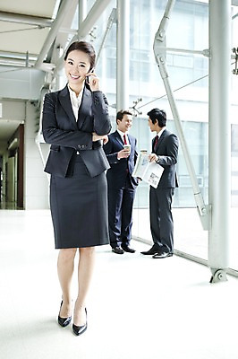 포토 JPG 주간 서양인 백인 여자 남자 회사 비즈니스 실내 대화 사람 동양인 정장 20대 성인 세명 비즈니스라이프 스마트폰 글로벌 글로벌비즈니스 한국인 업무 직장인 비즈니스맨 비즈니스우먼 작업실 통화 청년만 성인만 국내포토 자연요소 외국인 직업 라이프스타일 옷 모션 말하기 인종 청년 내부 핸드폰 스마트기기 작업 파일형식