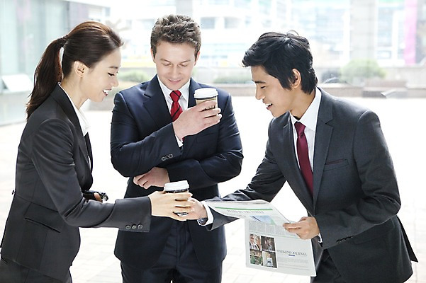 포토 JPG 서양인 외국인 백인 여자 남자 커피 회사 비즈니스 넥타이 서기 웃음 사람 동양인 정장 상반신 성인 세명 비즈니스라이프 글로벌 글로벌비즈니스 깨끗함 한국인 직장인 비즈니스맨 비즈니스우먼 신문 동료 테이크아웃 성인만 국내포토 직업 라이프스타일 잡화 옷 음료 컨셉 관계 모션 표정 인종 간행물 뉴스 파일형식